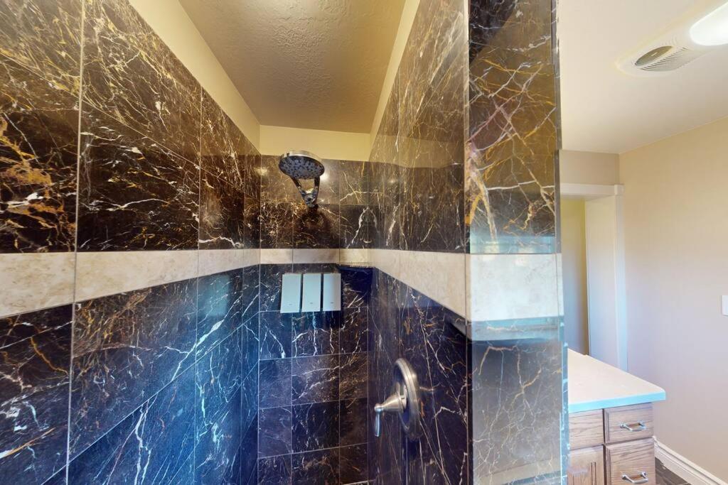 Parowan Tacit Shadow Resort Shangri-La King Suite, Gym, Coffee Bar, Hot-Tub, Free Laundry, Food Available מראה חיצוני תמונה